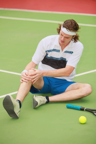 Man with knee injury while playing tennis - Фото, изображение