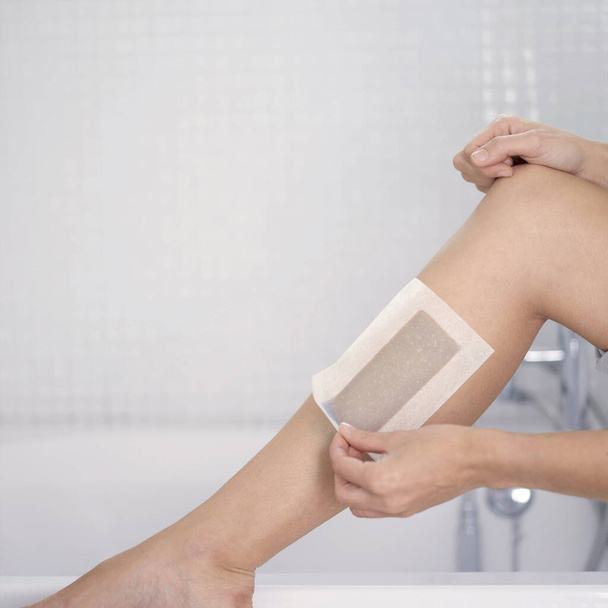 close up of Woman waxing her leg - Foto, Imagen