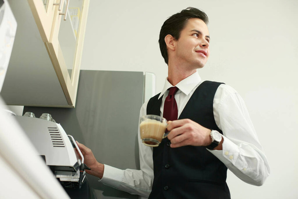 Businessman making coffee in the office pantry - Foto, Bild