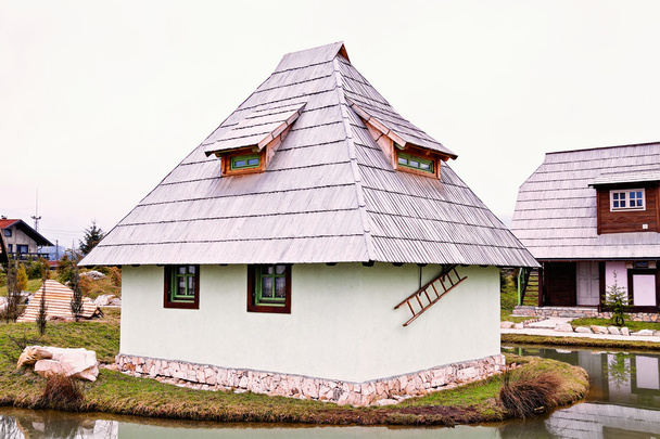 ancienne architecture traditionnelle bosniaque maison ou cabine vintage
 - Photo, image