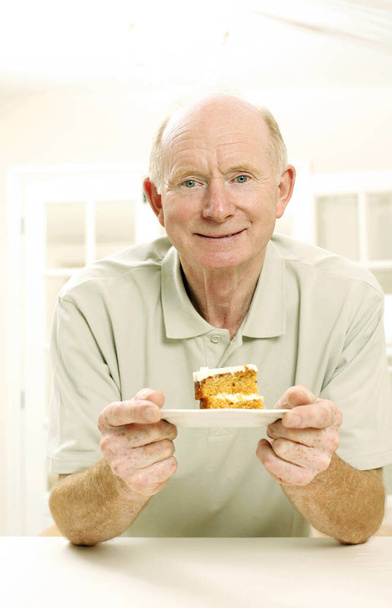 Senior man with a slice of cake - Foto, Bild