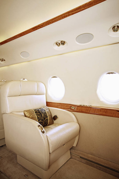 Πολυτελές δερμάτινο κάθισμα σε ιδιωτικό αεροπλάνο - Φωτογραφία, εικόνα