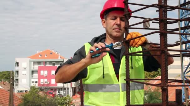コンビネーションプライヤーとアクションの建設労働者 - 映像、動画