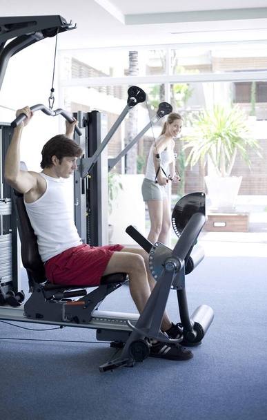 Muž a žena cvičení v tělocvičně - Fotografie, Obrázek