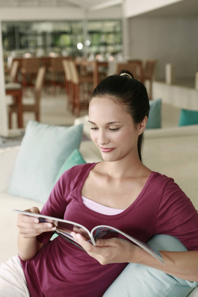 Woman reading a magazine - Zdjęcie, obraz