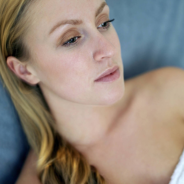 young woman resting on couch - Foto, afbeelding