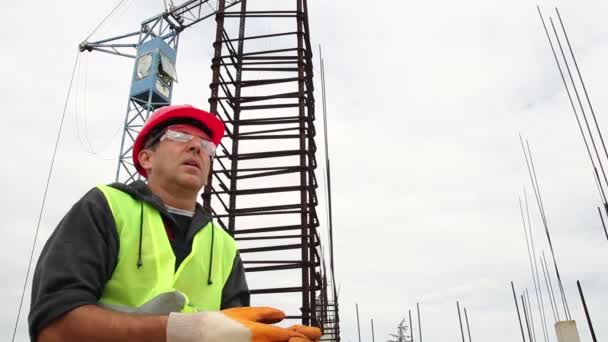 Trabajador de la construcción en un breve descanso
 - Metraje, vídeo