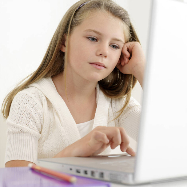 мила дівчинка використовує ноутбук
 - Фото, зображення