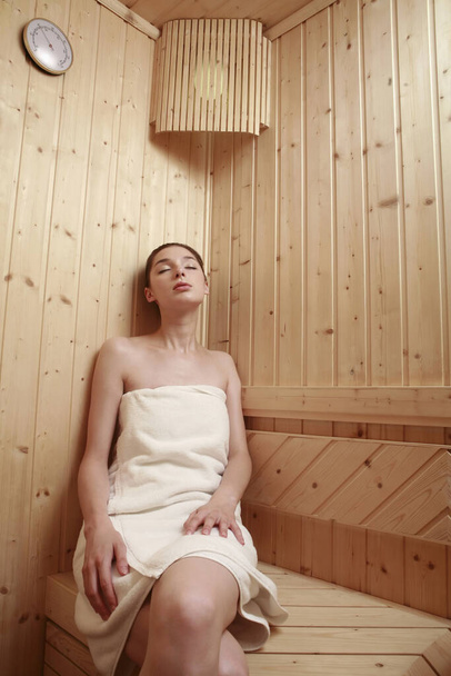 Kobieta relaksująca się w saunie - Zdjęcie, obraz