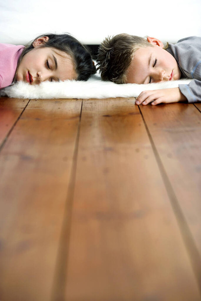 Children sleeping on the floor - Fotoğraf, Görsel