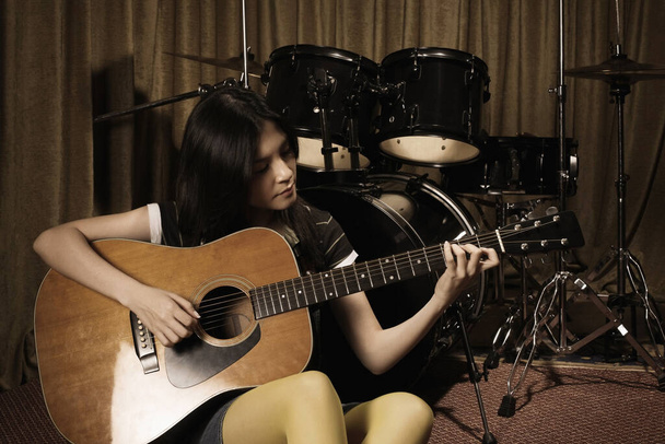 Young woman playing guitar - Foto, Bild