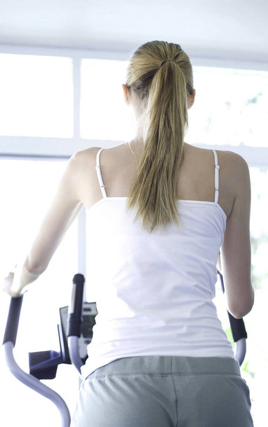 Woman exercising in the gym - Fotó, kép