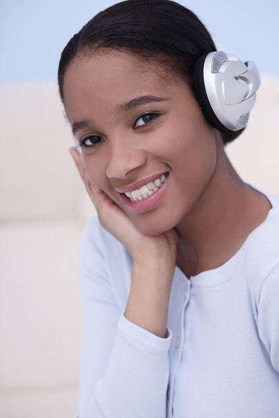 Woman listening to music on the headphones - Foto, Imagen
