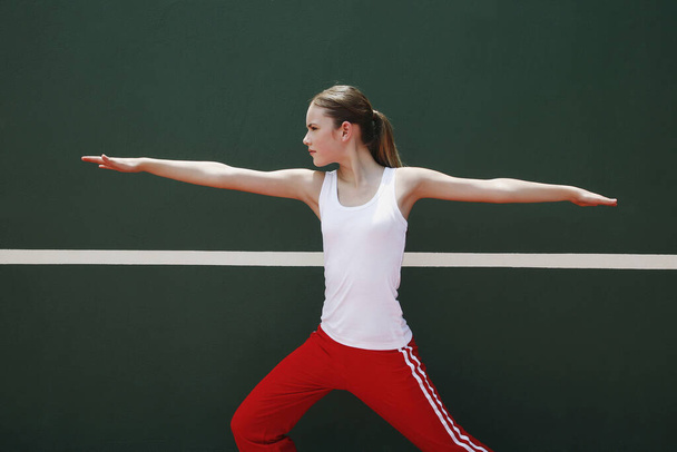 Woman exercising in the tennis court - Φωτογραφία, εικόνα
