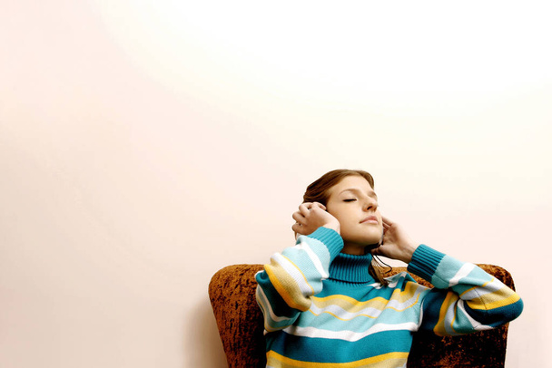 Teenage girl listening to music on the headphones - Foto, imagen