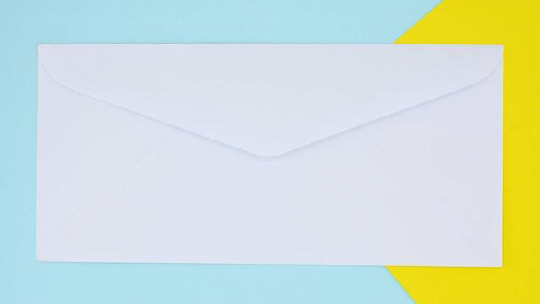 біла конвертована пошта на жовтому і синьому фоні
 - Фото, зображення
