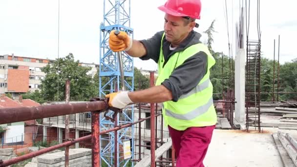 Trabajador de construcción con llave de trinquete en acción
 - Metraje, vídeo