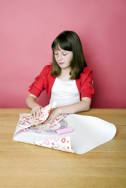 A girl wrapping present - Фото, зображення