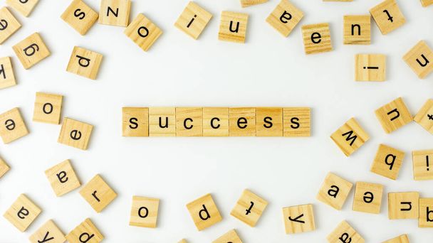 Деревянный алфавит слова "успех" на белом фоне. - для описания бизнес-концепции
. - Фото, изображение