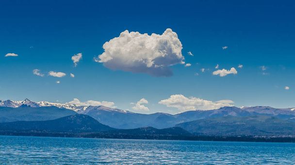Jezioro Nahuel Huapi w swoim maksymalnym blasku. - Zdjęcie, obraz