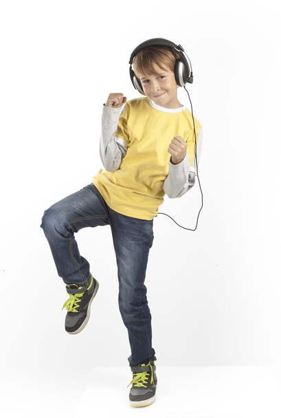 jongen met koptelefoon - Foto, afbeelding
