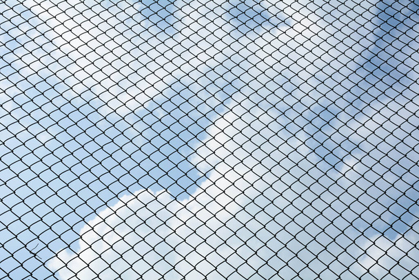 клітка металева мережа на фоні блакитного неба стиль візерунка
 - Фото, зображення