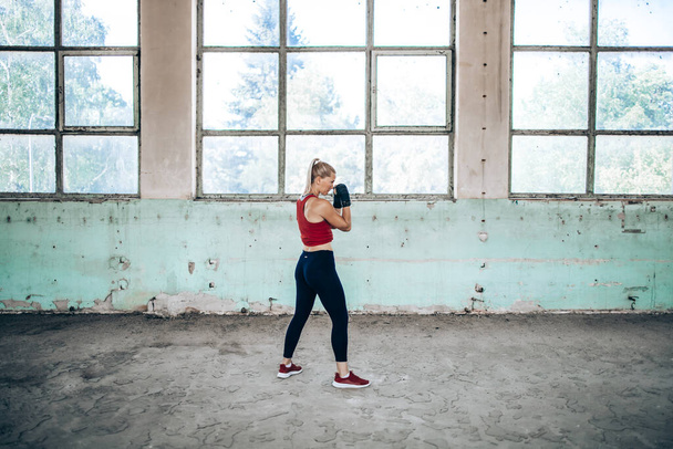 Ajuste mujer rubia haciendo ejercicio en ropa deportiva roja. Formación, estilo de vida activo
. - Foto, Imagen