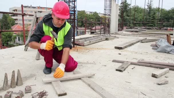 Ручной рабочий с помощью молотка на строительной площадке
 - Кадры, видео