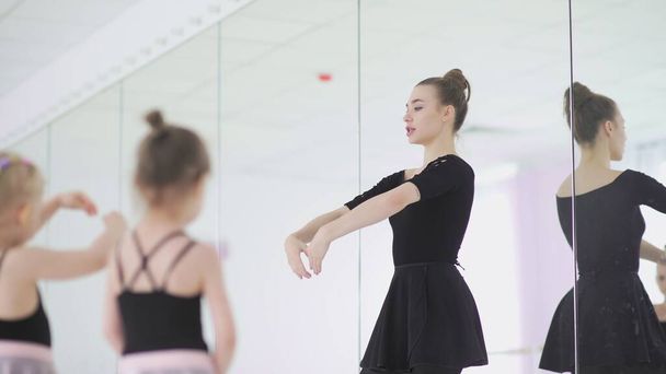 Mignon professeur de ballet féminin enseigne une leçon aux petites filles - Photo, image