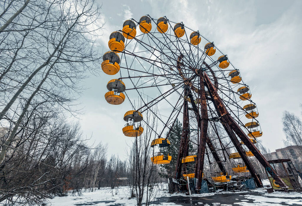 PRIPYAT, UKRAINE - 15 Mart 2013 'te Ukrayna' nın Pripyat kentinde terk edilmiş bir şehir olan Pripyat 'ın genel manzarası. 27 yıl önce 4 numaralı reaktör patladıktan sonra burada bir nükleer felaket meydana geldi. - Fotoğraf, Görsel