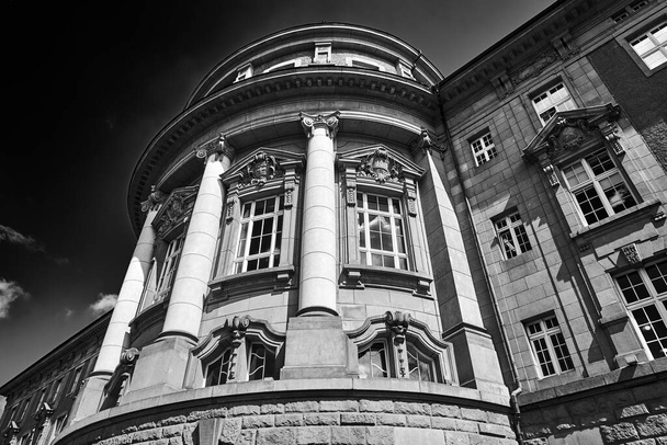 Фасад исторического здания в стиле нео-барокко с колоннами в Познани, черно-белый - Фото, изображение
