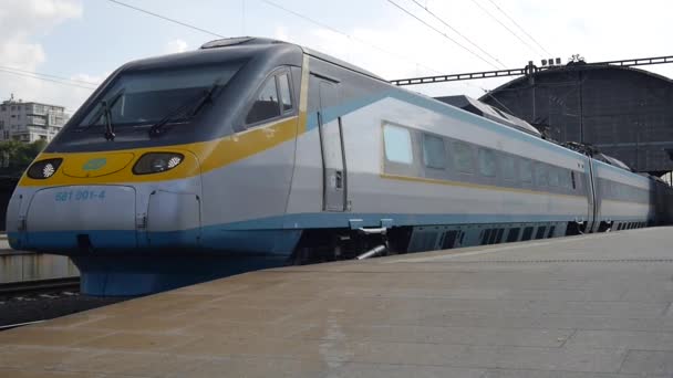 Supercity express pendolino trein trekken Praag station - Video