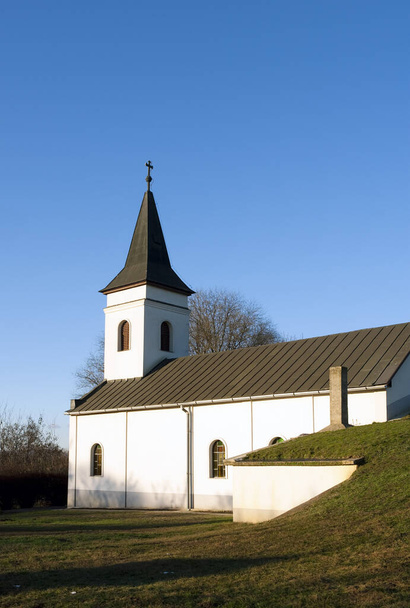Mały kościół katolicki w Rakamaz, Węgry  - Zdjęcie, obraz