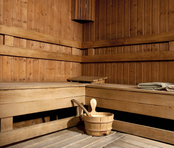 Interior de sauna de madera tradicional vacía - Foto, Imagen