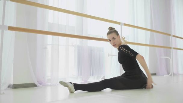 Грациозная балерина в классической пачке в белой студии
. - Фото, изображение