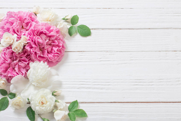 pink and white roses on white wooden background - Foto, imagen