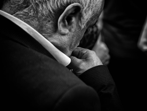 Smutný starý muž modlí, víra a víra, osamělost - Fotografie, Obrázek