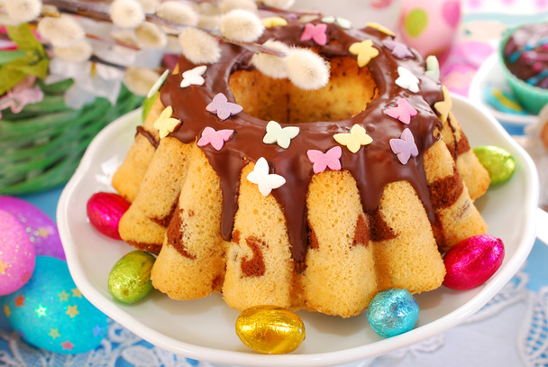 easter marble ring cake with butterfly sprinkles - Foto, Imagen