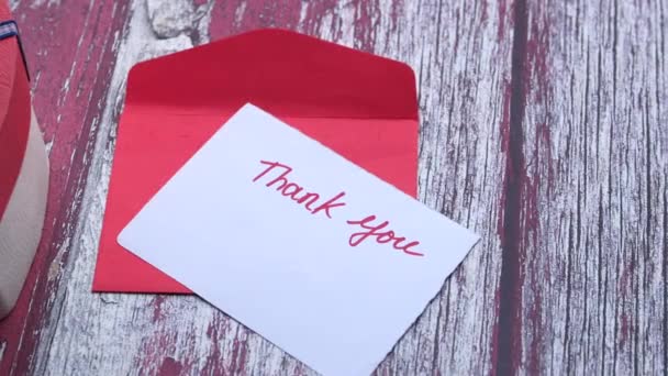 κουτί δώρου σχήμα καρδιάς, σας ευχαριστώ επιστολή σε ξύλινο τραπέζι  - Πλάνα, βίντεο