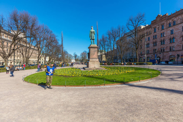 HELSINKI, FINLANDIA - 4 MAGGIO 2016: persone che camminano nel centro di Helsinki. Helsinki è il principale centro politico, educativo, finanziario, culturale e di ricerca della Finlandia - Foto, immagini