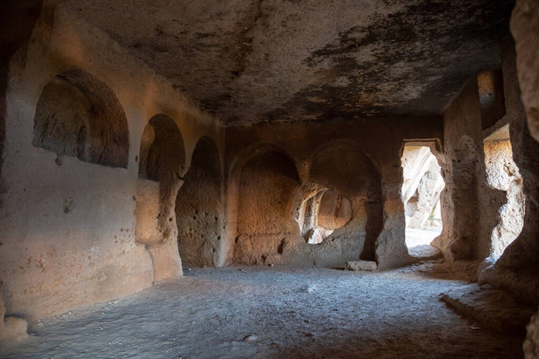 Die Höhlen in der antiken Stadt Dara in Mardin, Türkei. - Foto, Bild