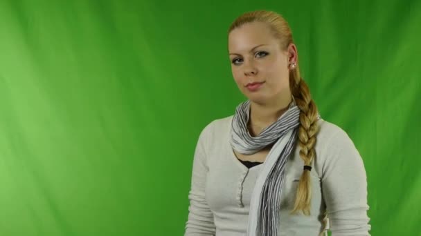 ung kvinna visar något på hennes handflata - Záběry, video