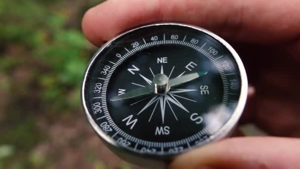 kompas in de handen van een man close up - Video
