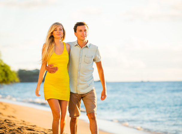 Couple Promenade sur la plage au coucher du soleil, Vacances romantiques
 - Photo, image