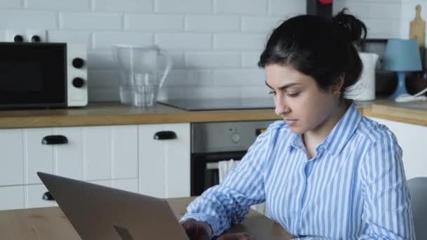 Close Up Young Indian Woman Working On Computer, Using Laptop. - Filmagem, Vídeo