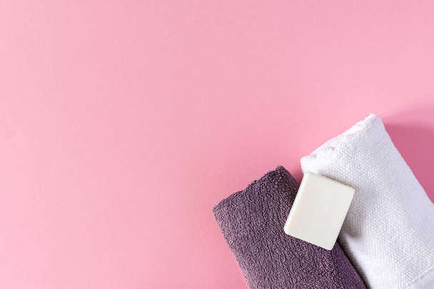 Πετσέτες με σαπούνι σε ροζ φόντο, αξεσουάρ spa μπάνιου - Φωτογραφία, εικόνα