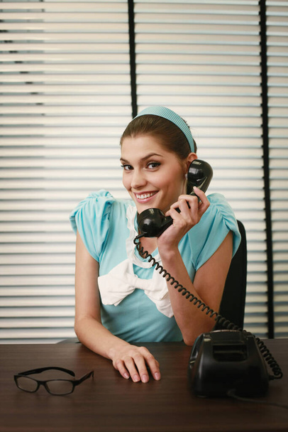 Businesswoman talking on the phone - Valokuva, kuva