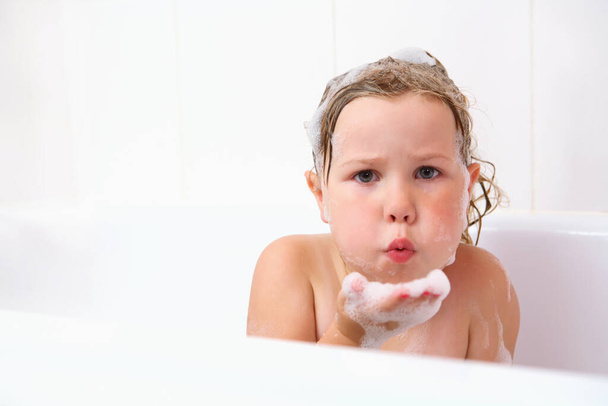 Girl blowing kisses in the bathtub - Фото, зображення