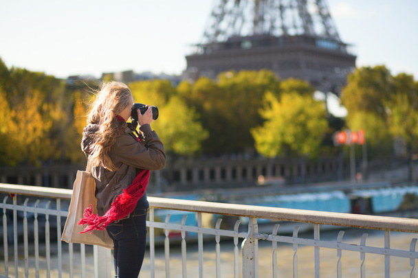 Tourist taking picture of the Eiffel tower - Foto, imagen