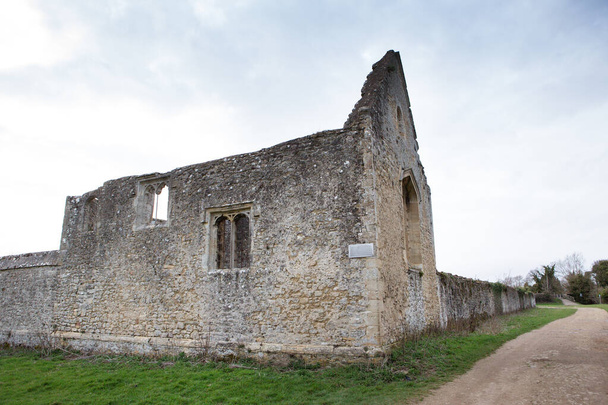 Las ruinas de la abadía de Godstow, también conocida como Godstow Nunnery, se encuentran en un prado junto al río Támesis en Godstow
 - Foto, Imagen